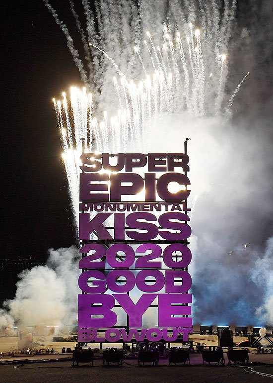 LAS VEGAS, NEVADA - 31. DEZEMBER: Las Vegas sagt 2020 zu "Kiss Off" mit einem virtuellen Ereignis, das ein explodierendes 2020-Zeichen, ein Feuerwerk und die Enthüllung eines 2021-Zeichens auf dem Las Vegas Motor Speedway am 31. Dezember 2020 in Las kennzeichnet Vegas, Nevada. (Foto von Ethan Miller / Getty Images für LVCVA) 